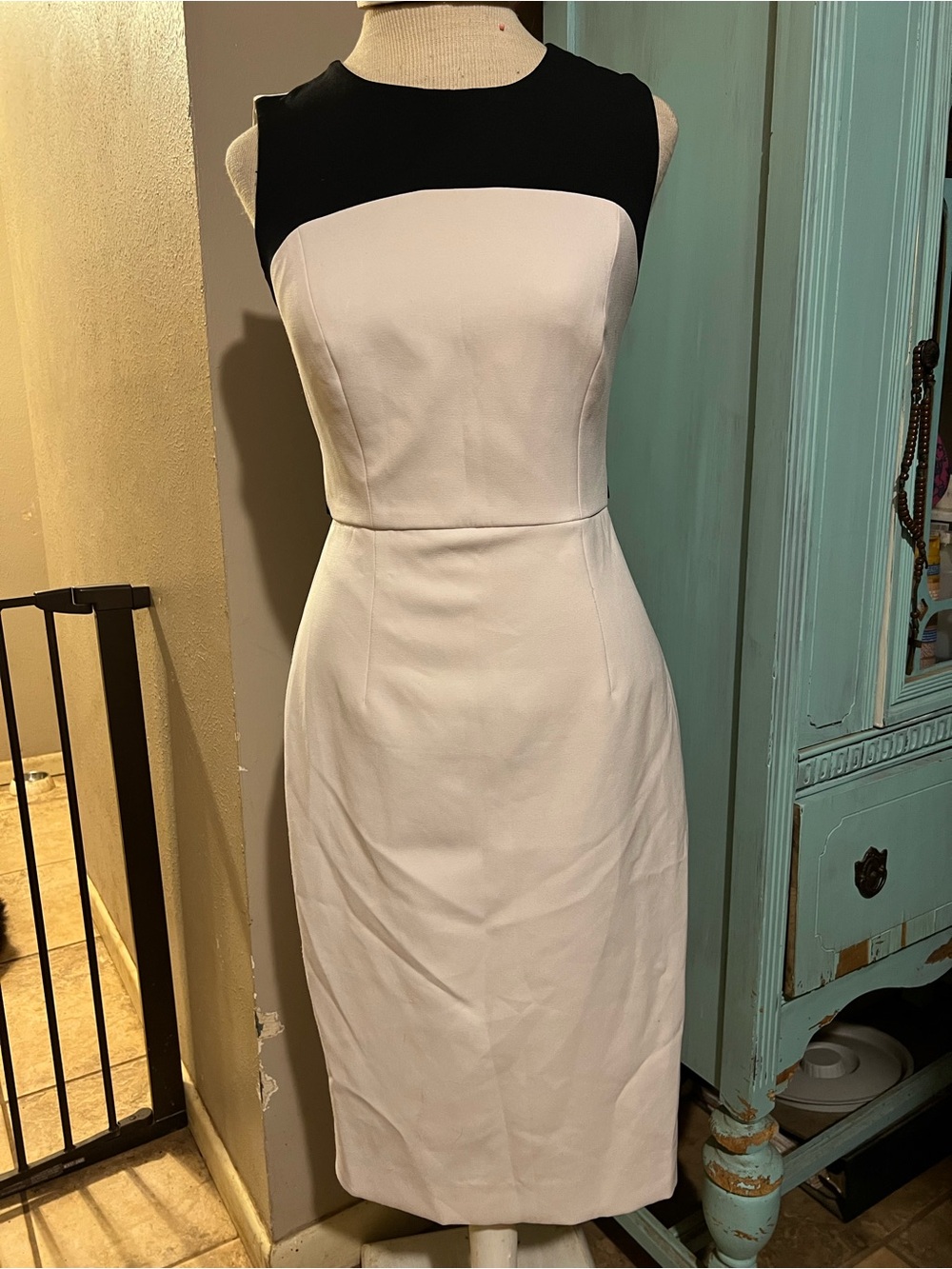 Milly Elegant Tailored Flattering White & Black Sheath Pencil Skirt Dress Size 2